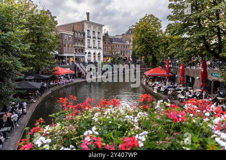 Utrecht, pays-Bas – 26 août 2024 : les gens profitent de la soirée au canal Oudegracht au cœur de la ville d’Utrecht aux pays-Bas Banque D'Images