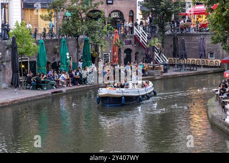 Utrecht, pays-Bas – 26 août 2024 : les gens profitent de la soirée au canal Oudegracht au cœur de la ville d’Utrecht aux pays-Bas Banque D'Images