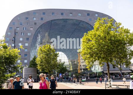 Rotterdam, pays-Bas – 28 août 2024 : vue sur le nouveau Market Hall, situé dans le quartier Blaak. Banque D'Images