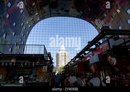 Rotterdam, pays-Bas – 28 août 2024 : vue sur le nouveau Market Hall, situé dans le quartier Blaak. Banque D'Images