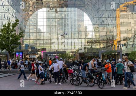 Rotterdam, pays-Bas – 28 août 2024 : vue sur le nouveau Market Hall, situé dans le quartier Blaak. Banque D'Images