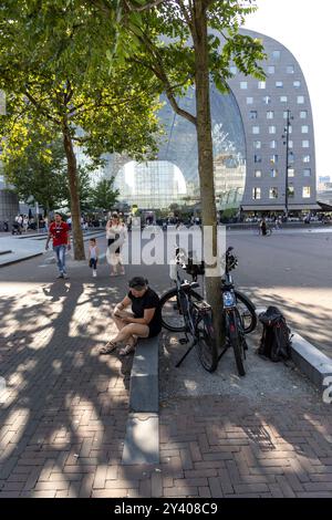 Rotterdam, pays-Bas – 28 août 2024 : vue sur le nouveau Market Hall, situé dans le quartier Blaak. Banque D'Images