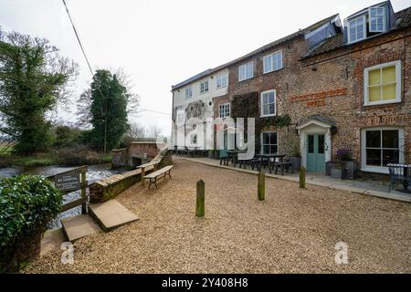 Hôtel Sculthorpe Mill, pub et restaurant sur la rivière Wensum North Norfolk Angleterre Banque D'Images