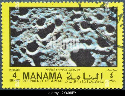 Timbre-poste oblitéré imprimé par Manama, qui montre Apollo 8 - cratères lunaires, vers 1970. Banque D'Images