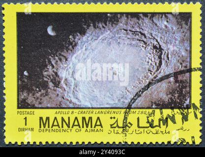 Timbre-poste oblitéré imprimé par Manama, qui montre Apollo 8 - cratère Langrenus, vers 1970. Banque D'Images