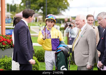 Le jockey Dylan Browne McMonagle (au centre) s'entretient avec l'entraîneur Joseph O'Brien (à gauche) après avoir remporté les Goffs Vincent O'Brien National Stakes lors du Irish Champions Festival à Curragh Racecourse, Dublin. Date de la photo : dimanche 15 septembre 2024. Banque D'Images