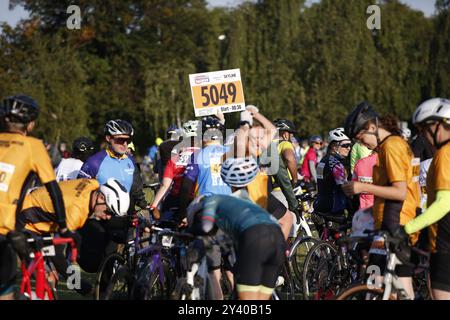 15 septembre 2024, Clapham Common Londres à Brighton cycle Ride départ D'Un vélo de masse de Londres à Brighton départ de Clapham Common tôt le dimanche matin. Le 55 Mile Ride a lieu chaque année pour recueillir des fonds pour un certain nombre d'organismes de bienfaisance. Crédit photo : Roland Ravenhill/Alamy Banque D'Images