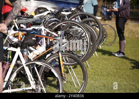 15 septembre 2024, Clapham Common Londres à Brighton cycle Ride départ D'Un vélo de masse de Londres à Brighton départ de Clapham Common tôt le dimanche matin. Le 55 Mile Ride a lieu chaque année pour recueillir des fonds pour un certain nombre d'organismes de bienfaisance. Crédit photo : Roland Ravenhill/Alamy Banque D'Images