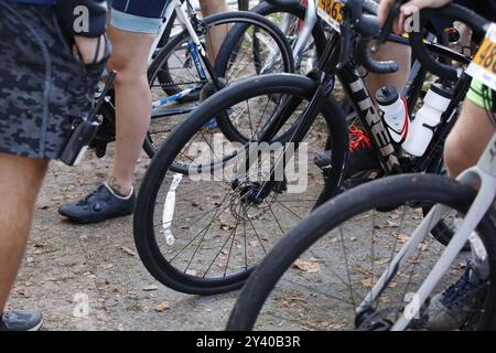 15 septembre 2024, Clapham Common Londres à Brighton cycle Ride départ D'Un vélo de masse de Londres à Brighton départ de Clapham Common tôt le dimanche matin. Le 55 Mile Ride a lieu chaque année pour recueillir des fonds pour un certain nombre d'organismes de bienfaisance. Crédit photo : Roland Ravenhill/Alamy Banque D'Images