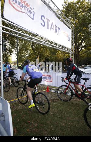 15 septembre 2024, Clapham Common Londres à Brighton cycle Ride départ D'Un vélo de masse de Londres à Brighton départ de Clapham Common tôt le dimanche matin. Le 55 Mile Ride a lieu chaque année pour recueillir des fonds pour un certain nombre d'organismes de bienfaisance. Crédit photo : Roland Ravenhill/Alamy Banque D'Images