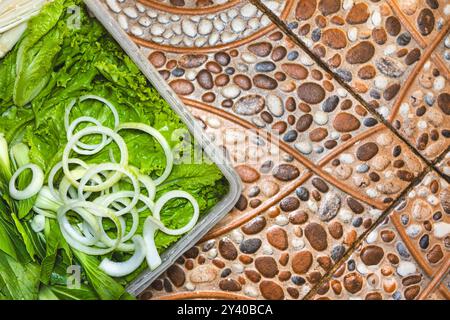 Dans la boîte, il y a divers légumes à préparer pour la fabrication de sukiyaki. Il y a des oignons, du chou chinois, de la caisse. Les légumes verts sont bénéfiques pour Banque D'Images