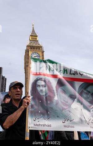 Londres / Royaume-Uni 15 septembre 2024. Les Britanniques-Iraniens se sont rassemblés dans le centre de Londres pour marquer le deuxième anniversaire de la mort de Mahsa Amini, tout en appelant le gouvernement britannique à proscrire le corps des gardiens de la révolution islamique (CGRI) en tant qu’organisation terroriste. Aubrey Fagon / Alamy Live News. Banque D'Images