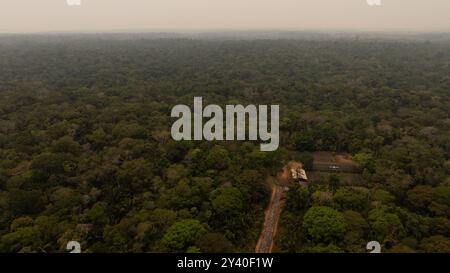 Rondonia. 12 septembre 2024. Une photo de drone aérien prise le 12 septembre 2024 montre la forêt amazonienne enveloppée de fumée à Porto Velho, état de Rondonia, Brésil. Les données récemment publiées par le Centre national de surveillance et d'alerte précoce des catastrophes naturelles du Brésil montrent que cette année, la sécheresse a touché environ 5 millions de kilomètres carrés, touchant environ 59 pour cent du territoire du pays. Crédit : Wang Tiancong/Xinhua/Alamy Live News Banque D'Images