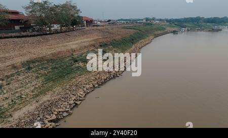 Rondonia. 12 septembre 2024. Une photo de drone prise le 12 septembre 2024 montre la rivière Madère dans l'état de Rondonia, au Brésil. Les données récemment publiées par le Centre national de surveillance et d'alerte précoce des catastrophes naturelles du Brésil montrent que cette année, la sécheresse a touché environ 5 millions de kilomètres carrés, touchant environ 59 pour cent du territoire du pays. Crédit : Wang Tiancong/Xinhua/Alamy Live News Banque D'Images