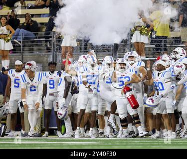 14 septembre 2024 : les joueurs des Mississippi Rebels célèbrent un touchdown sur la ligne de touche pendant le match de football de la NCAA entre les Mississippi Rebels et Banque D'Images