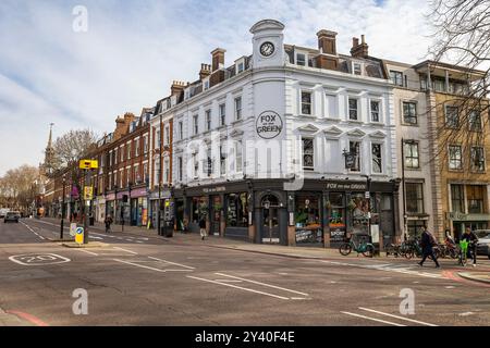 Un moment de tranquillité rare à Fox on the Green : la vie de pub, les plats classiques et le charme londonien attendent d'être appréciés Banque D'Images
