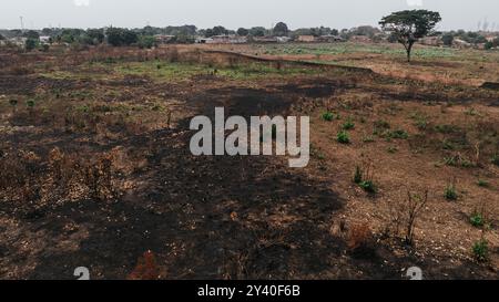 Rondonia. 12 septembre 2024. Une photo de drone prise le 12 septembre 2024 montre un site après un incendie à Porto Velho, état de Rondonia, Brésil. Les données récemment publiées par le Centre national de surveillance et d'alerte précoce des catastrophes naturelles du Brésil montrent que cette année, la sécheresse a touché environ 5 millions de kilomètres carrés, touchant environ 59 pour cent du territoire du pays. Crédit : Wang Tiancong/Xinhua/Alamy Live News Banque D'Images