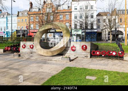 Honorer le souvenir à Islington Green—un hommage solennel en pierres et couronnes écarlate Banque D'Images