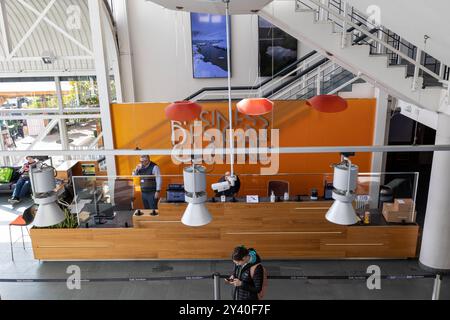 Un espace accueillant ; comptoir en bois et service professionnel au cœur du Business Design Centre Banque D'Images