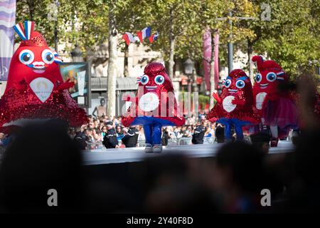 Paris, France. 14 septembre 2024. Les Phryges, mascottes officielles de Paris 2024 lors de la Parade des Champions sur les champs Elysées. Paris, le 14 septembre 2024. Photos de Jeremy Paoloni/ABACAPRESS. COM Credit : Abaca Press/Alamy Live News Banque D'Images