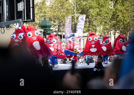 Paris, France. 14 septembre 2024. Les Phryges, mascottes officielles de Paris 2024 lors de la Parade des Champions sur les champs Elysées. Paris, le 14 septembre 2024. Photos de Jeremy Paoloni/ABACAPRESS. COM Credit : Abaca Press/Alamy Live News Banque D'Images