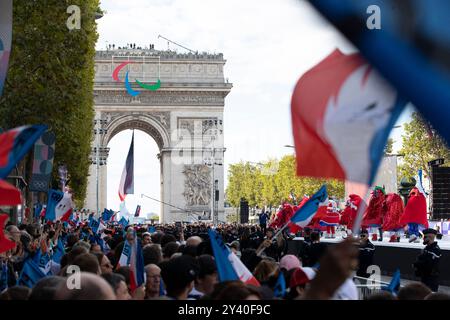 Paris, France. 14 septembre 2024. Ambiance lors de la Parade des Champions sur les champs Elysées. Paris, le 14 septembre 2024. Photo de Jeremy Paoloni/ABACAPRESS. COM Credit : Abaca Press/Alamy Live News Banque D'Images