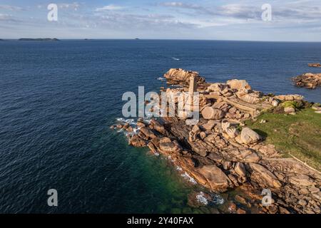 Vue aérienne du phare de Ploumanac'h, paysage marin de la côte de granit rose en Bretagne, France Banque D'Images