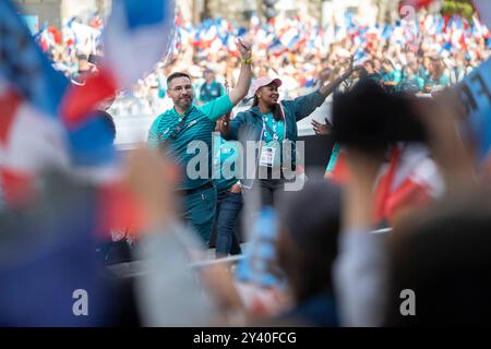 Paris, France. 14 septembre 2024. Paris 2024 bénévoles lors de la Parade des Champions sur les champs Elysées. Paris, le 14 septembre 2024. Photo de Jeremy Paoloni/ABACAPRESS. COM Credit : Abaca Press/Alamy Live News Banque D'Images