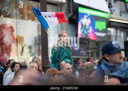 Paris, France. 14 septembre 2024. Ambiance lors de la Parade des Champions sur les champs Elysées. Paris, le 14 septembre 2024. Photo de Jeremy Paoloni/ABACAPRESS. COM Credit : Abaca Press/Alamy Live News Banque D'Images