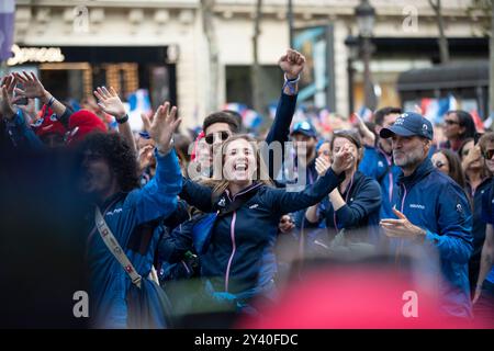 Paris, France. 14 septembre 2024. Paris 2024 collaborateurs lors de la Parade des Champions sur les champs Elysées. Paris, le 14 septembre 2024. Photo de Jeremy Paoloni/ABACAPRESS. COM Credit : Abaca Press/Alamy Live News Banque D'Images