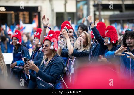 Paris, France. 14 septembre 2024. Paris 2024 collaborateurs lors de la Parade des Champions sur les champs Elysées. Paris, le 14 septembre 2024. Photo de Jeremy Paoloni/ABACAPRESS. COM Credit : Abaca Press/Alamy Live News Banque D'Images