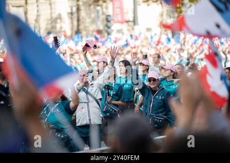Paris, France. 14 septembre 2024. Paris 2024 bénévoles lors de la Parade des Champions sur les champs Elysées. Paris, le 14 septembre 2024. Photo de Jeremy Paoloni/ABACAPRESS. COM Credit : Abaca Press/Alamy Live News Banque D'Images