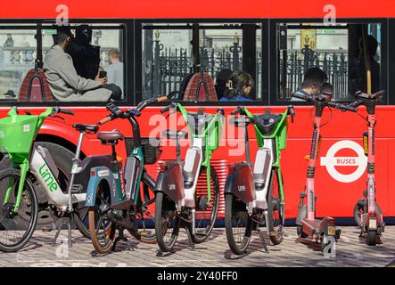 Londres, Royaume-Uni. Vélos de location de chaux garés comme un bus rouge londonien passe Banque D'Images