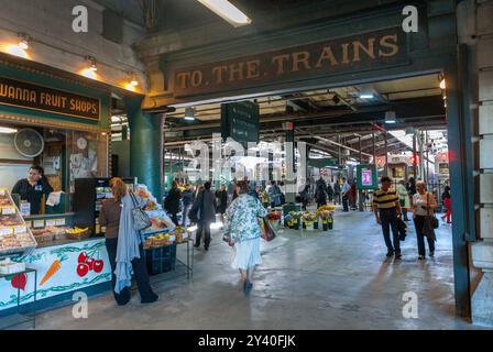 Hoboken, New Jersey, États-Unis, banlieues, foule, femme marchant, navetteurs, à l'intérieur de la gare, hall de train New Jersey transit, vue large angle Banque D'Images