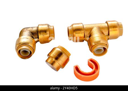 Pièces de plomberie, tuyaux, coudes, coins et bouchons en laiton sur fond blanc Banque D'Images