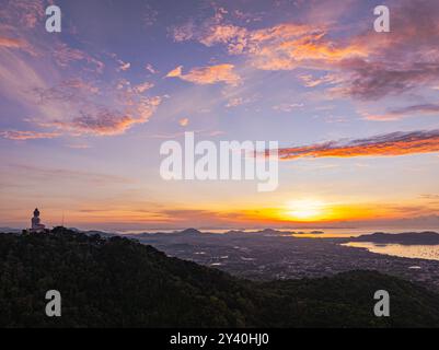 Vue aérienne Un paysage serein capturant les teintes douces de l'aube tandis que la brume s'installe sur des chaînes de montagnes lointaines sous un ciel aux couleurs pastel. Incroyable rose s Banque D'Images