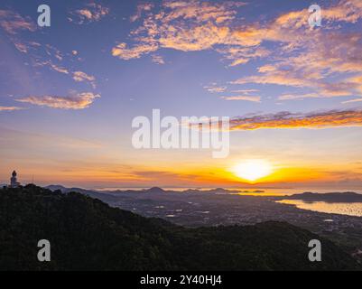 Vue aérienne Un paysage serein capturant les teintes douces de l'aube tandis que la brume s'installe sur des chaînes de montagnes lointaines sous un ciel aux couleurs pastel. Incroyable rose s Banque D'Images