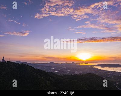 Vue aérienne Un paysage serein capturant les teintes douces de l'aube tandis que la brume s'installe sur des chaînes de montagnes lointaines sous un ciel aux couleurs pastel. Incroyable rose s Banque D'Images