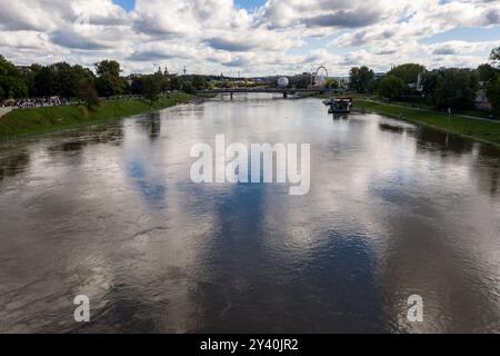 Cracovie, Pologne. 15 septembre 2024. Une vue aérienne de la rivière Vistule près du château de Wawel dans la vieille ville de Cracovie protégée par l'UNESCO qui s'est élevé de manière significative après de fortes pluies. Dépression appelé Boris que Storemend Pologne, République tchèque, Autriche et Slovaquie a apporté de fortes pluies laissant de nombreuses villes sous l'eau. Un avertissement d'urgence en cas d'inondation a été émis pour Cracovie, mais la situation est maîtrisée. Crédit : Dominika Zarzycka/Alamy Live News Banque D'Images