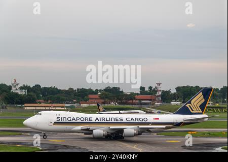 Un Boeing 747 cargo de Singapore Airlines à l'aéroport de Changi à Singapour. Banque D'Images