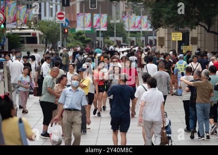 Shanghai, Chine. 15 septembre 2024. Les touristes sont vus sur la rue piétonne Nanjing Road le premier jour des vacances du Festival de la mi-automne à Shanghai, en Chine, le 15 septembre 2024. (Photo de Costfoto/NurPhoto) crédit : NurPhoto SRL/Alamy Live News Banque D'Images