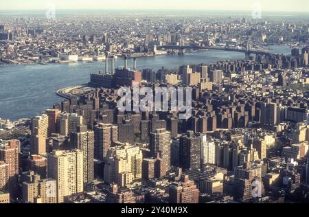 Photographie d'archive de 1994 vue du 80e étage de l'Empire State Building vers le pont Williamsburg sur l'East River. Relie Manhattan à Brooklyn. Usine CON Edison à la 15ème rue à Manhattan près du milieu du cadre. Banque D'Images