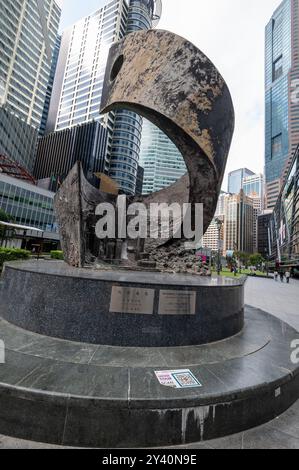 Une sculpture du progrès et de l'avancement de Raffles place sculptée avec un mélange d'anciens et nouveaux bâtiments commerciaux et financiers à Singapour. Raffles place Banque D'Images