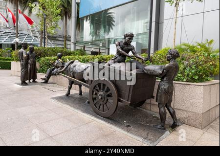 À la tour Maybank de 32 étages se trouvent des statues appelées «marchands de rivière» représentant une scène historique de la vie commerciale était comme dans les années 1800 avec un couple Banque D'Images