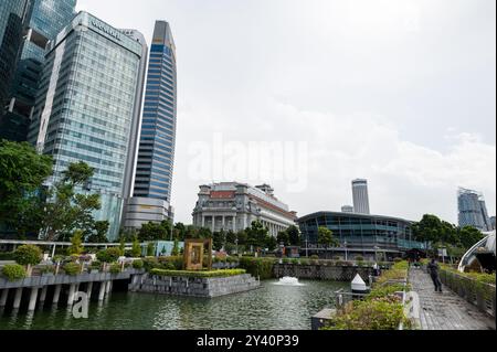 Gratte-ciel surplombant le bâtiment colonial de l'ancien bureau de poste général de Singapour, aujourd'hui l'emblématique hôtel 5 étoiles Fullerton à Singapour. Banque D'Images