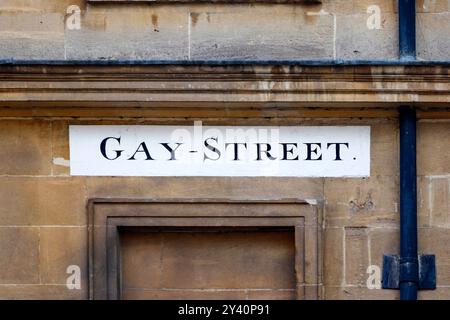 Panneau de rue peint sur le mur de pierre pour rue gay, bain, royaume-uni, concept LGBT Banque D'Images