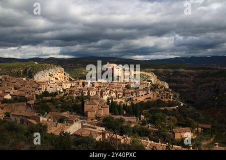 Vue panoramique du village d'Alquezar et de son château sous un ciel menaçant, fin octobre (province de Huesca, commune d'Aragon, Espagne) Banque D'Images