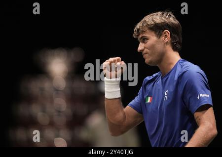 Bologne, Italie. 15 septembre 2024. Flavio Cobolli célèbre lors de la finale de la Coupe Davis 2024 le match du groupe A entre Flavio Cobolli (Italie) et Tallon Griekspoor (pays-Bas) à l'Unipol Arena, Bologne, Italie - 15 septembre 2024. Sport - Tennis. (Photo de Massimo Paolone/LaPresse) crédit : LaPresse/Alamy Live News Banque D'Images