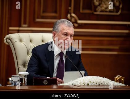 Samarcande, Ouzbékistan. 15 septembre 2024. Shavkat Mirziyoyev (Shavkat Miromonovich Mirziyoyev), président de l'Ouzbékistan, participe à une réunion avec le chancelier Scholz. Scholz visite pour la première fois deux des cinq anciennes républiques soviétiques d'Asie centrale, l'Ouzbékistan et le Kazakhstan. Son premier arrêt sera la ville oasis ouzbèke vieille de plus de 2500 ans de Samarcande sur la route de la soie. Crédit : Michael Kappeler/dpa/Alamy Live News Banque D'Images