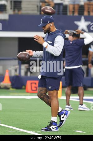 Irving, États-Unis. 15 septembre 2024. Le quarterback des Dallas Cowboys Dak Prescott (4) se réchauffe lors d'un match de la National Football League au AT&T Stadium le dimanche 15 septembre 2024 à Irving, Texas. (Photo de Peter G. Forest/Sipa USA) crédit : Sipa USA/Alamy Live News Banque D'Images